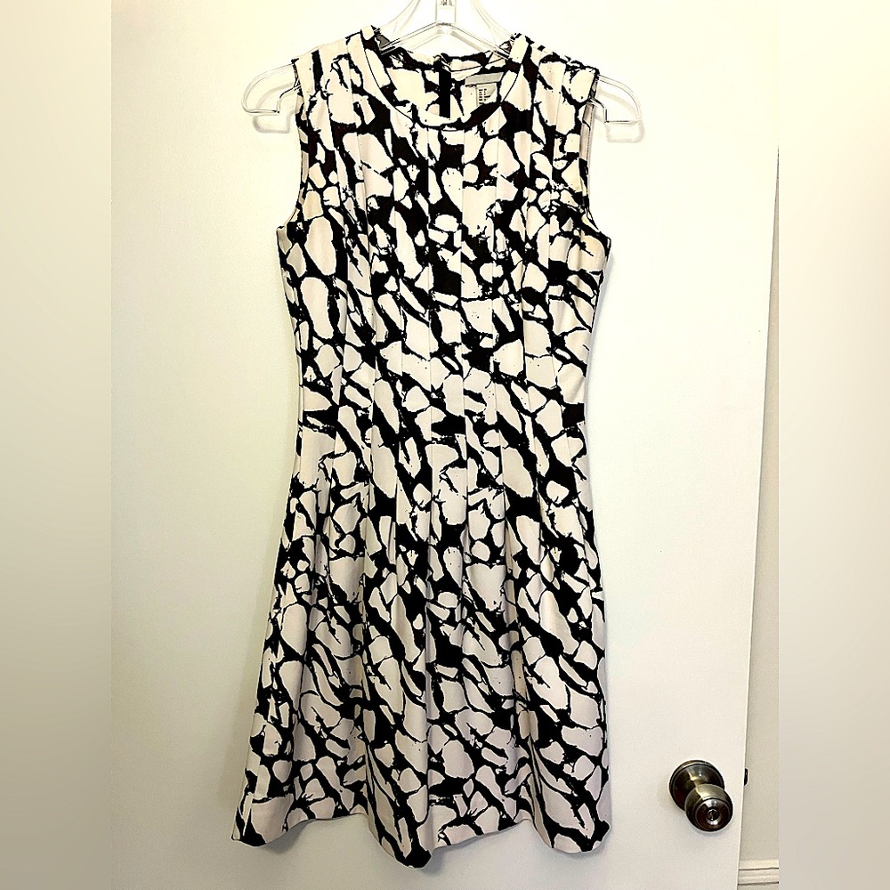 Pleated Sleeveless Dress Mid Length Marbled Pattern
